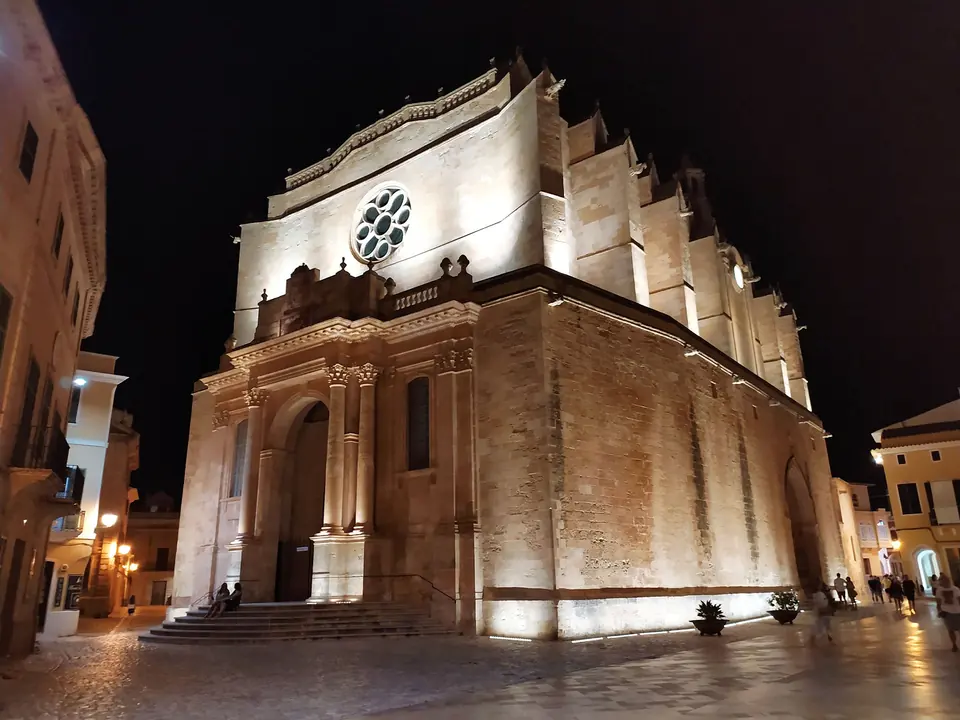 Església de pedra il·luminada de nit