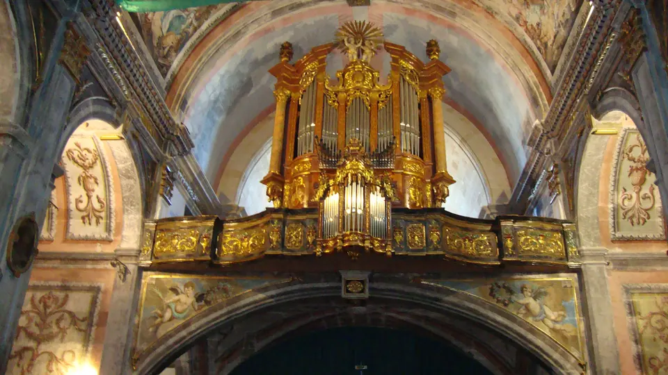 Orgue barroc daurat a l’interior d’una església