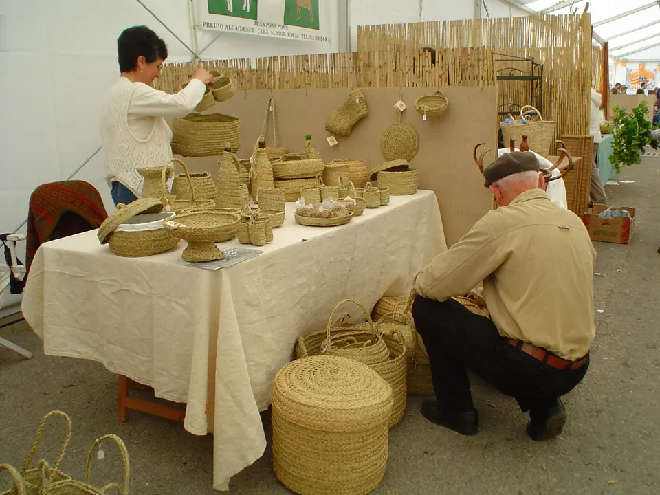 Étal d’artisanat en sparte et vannerie avec deux personnes