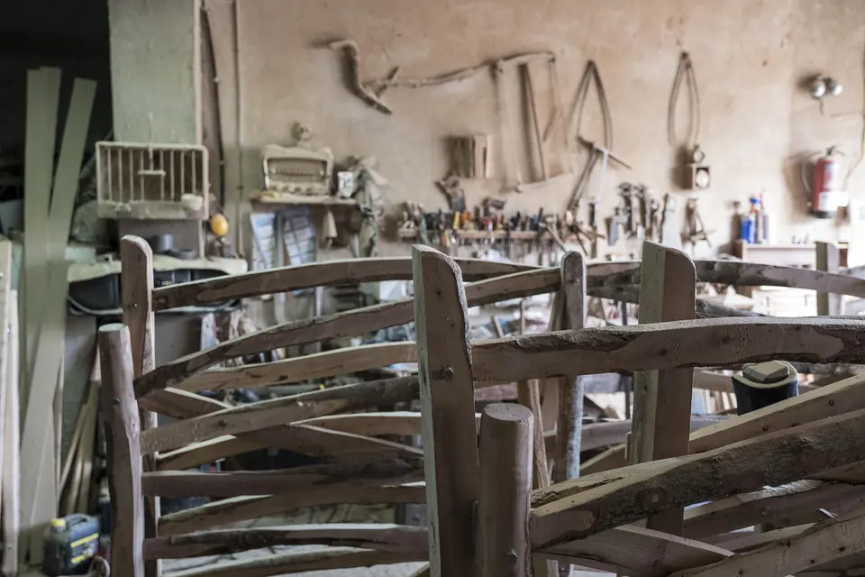 Atelier de menuiserie avec outils suspendus et chaises en bois