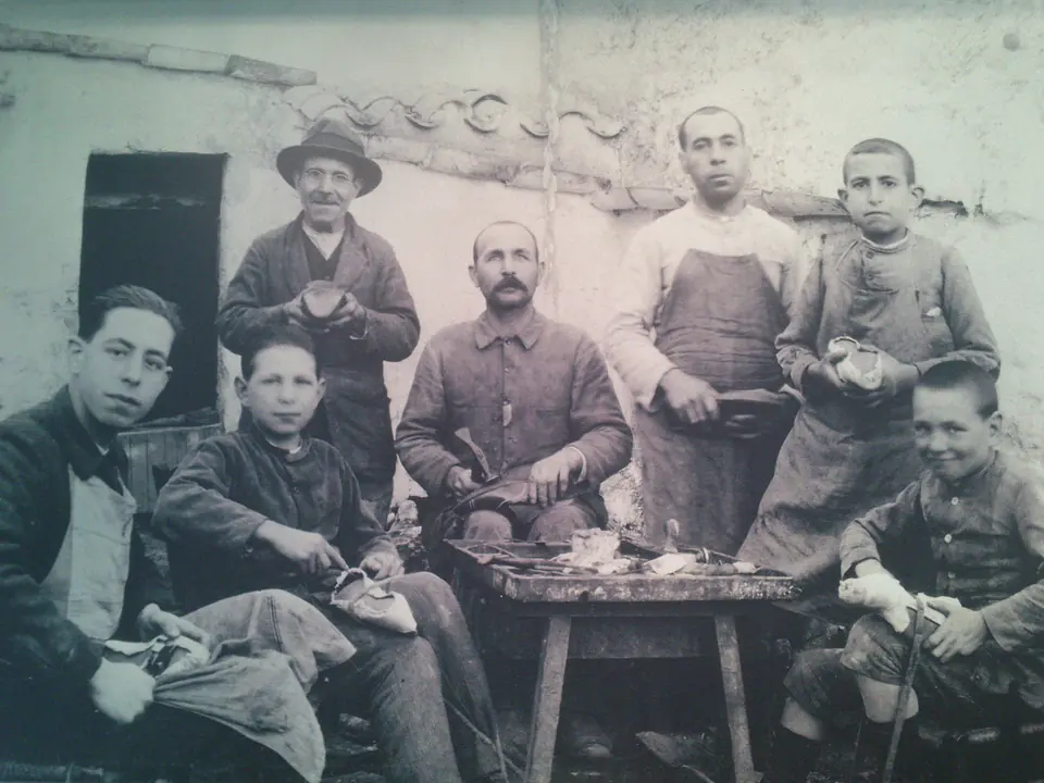 Ancienne photographie en noir et blanc d’un groupe d’artisans