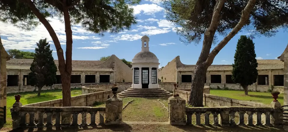 Bâtiment néoclassique avec jardin et pins