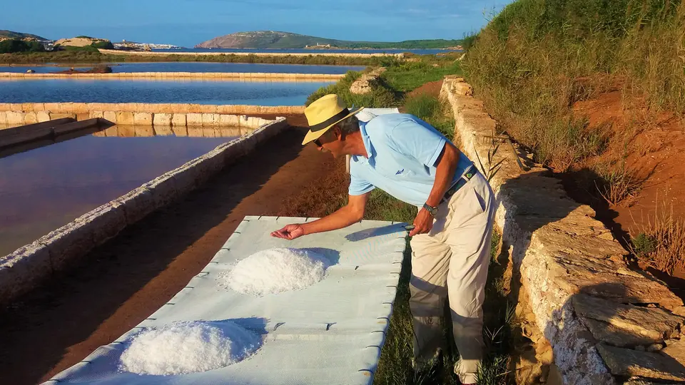 Persona treballant en unes salines