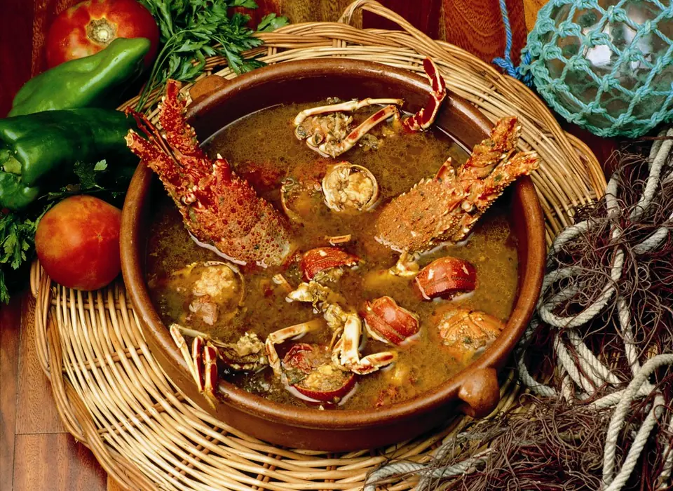 Ragoût de langouste dans une cocotte en terre