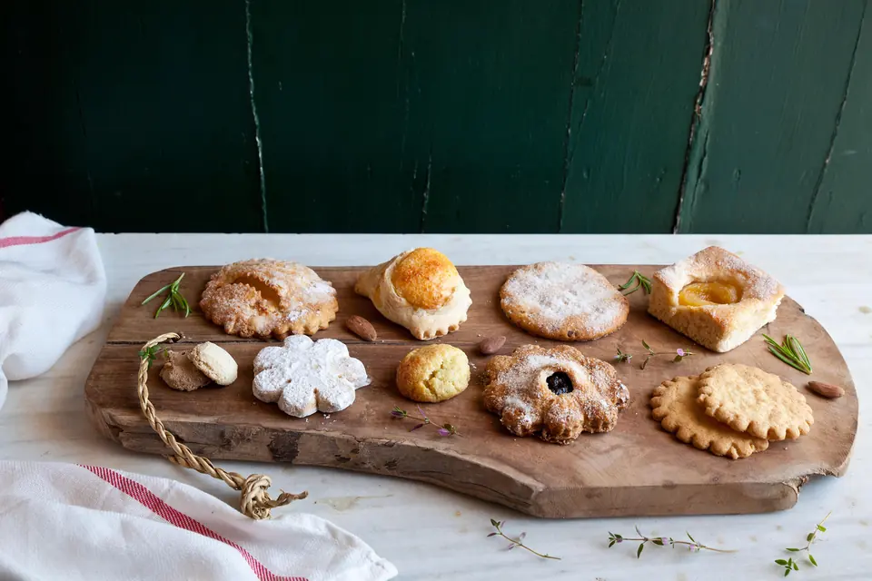 Assortiment de douceurs et pâtisseries minorquines sur une planche de bois