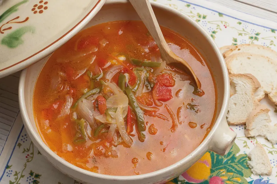 Assiette de soupe de légumes avec du pain