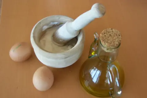 Mortier avec aïoli, œufs et huile d’olive