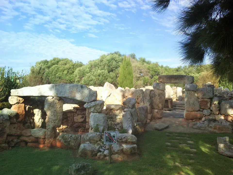 Monument megalític de grans pedres a Biniparratx Petit, entre arbres