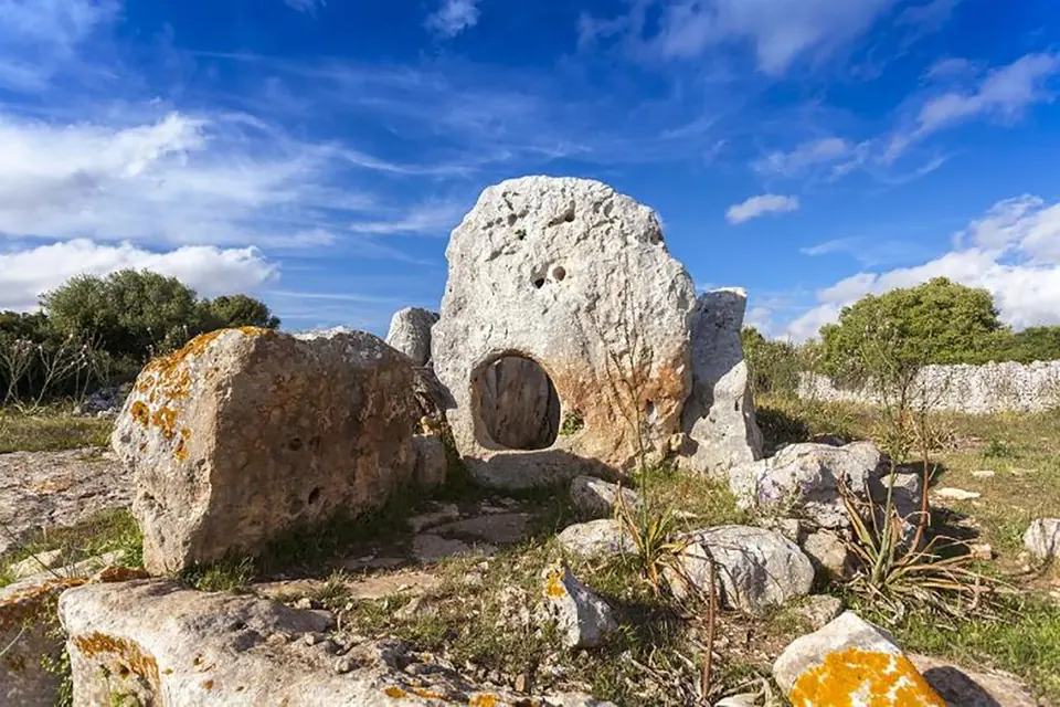 Monument de Ses Roques Llises: gran pedra amb un forat entre roques