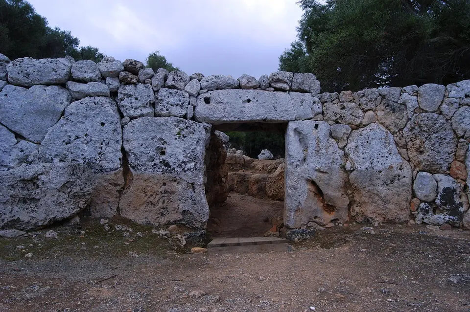 Porta a la muralla de grans blocs de pedra de Son Catlar