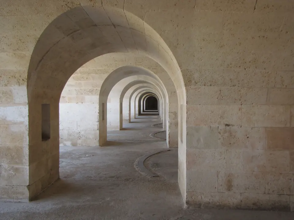 Galeria d’arcs de pedra a l’interior d’una fortalesa