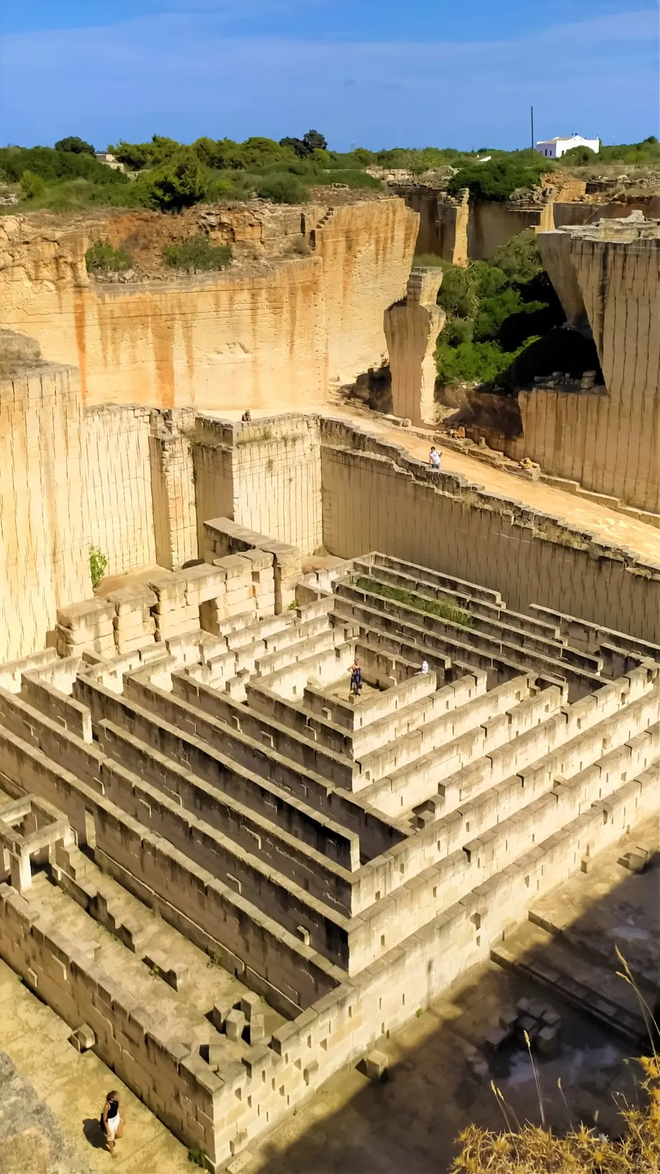 Pedrera de marès amb blocs tallats i graons