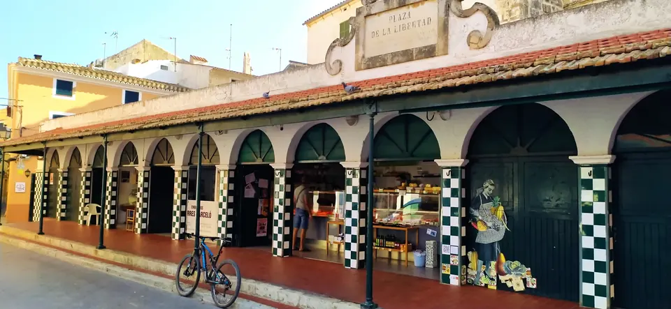 Marché couvert avec arcades et carreaux à damiers