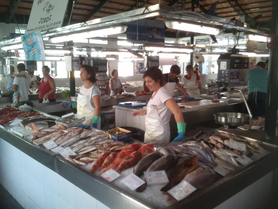 Poissonnerie d’un marché avec poissons et fruits de mer