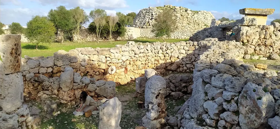 Murs de pierre d’un site préhistorique au milieu de la végétation