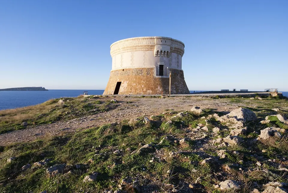 Torre defensiva circular sobre un turó davant el mar