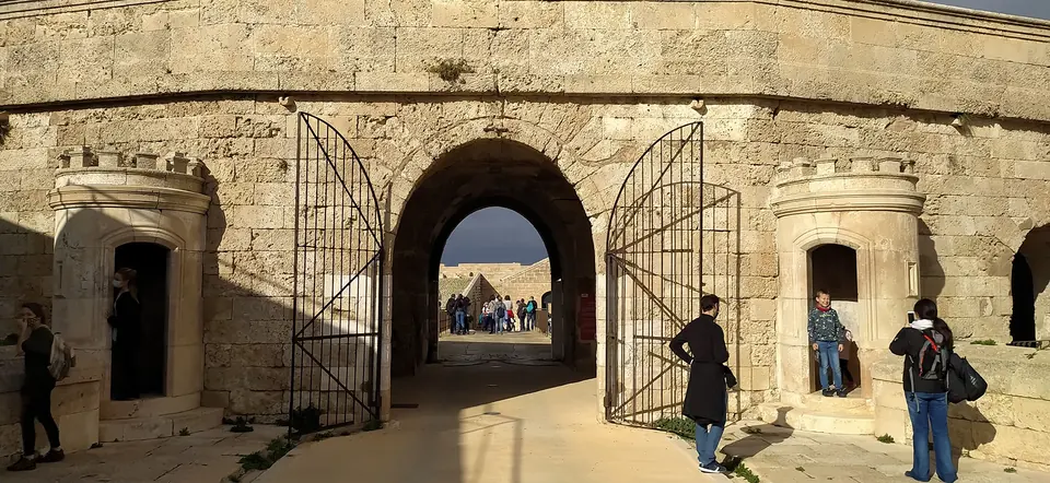 Porta emreixada a l’interior d’una fortalesa amb visitants